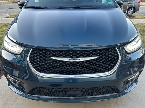 Used 2025 Chrysler Pacifica Select image 8