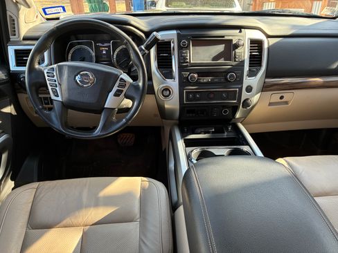 Used 2018 Nissan Titan SL w/ Chrome Package image 8