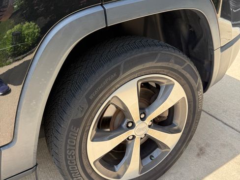 Used 2019 Jeep Cherokee Limited AWD/4WD image 6