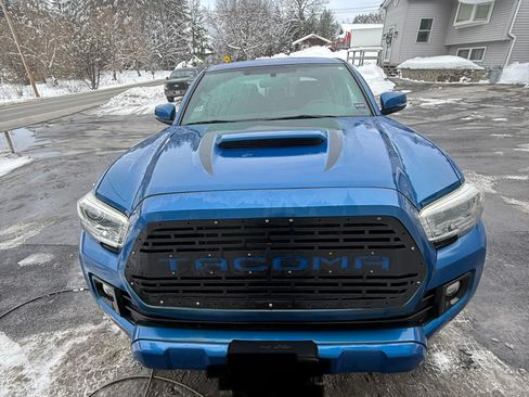 Used 2017 Toyota Tacoma TRD Sport w/ Tow Package (A/T) image 6