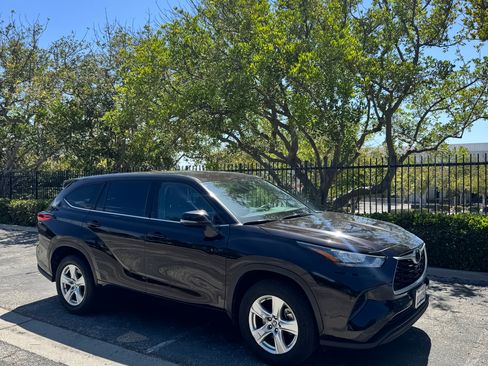 Used 2020 Toyota Highlander L FWD image 2