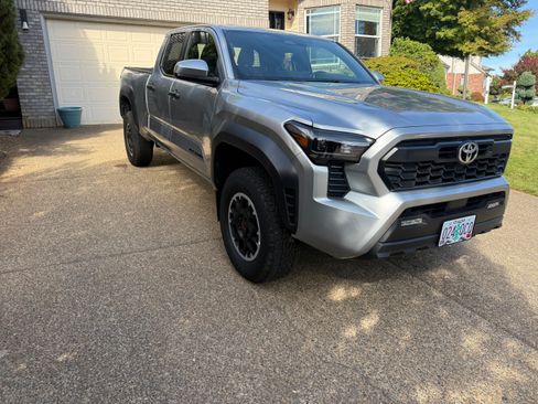 Used 2024 Toyota Tacoma TRD Off-Road image 5