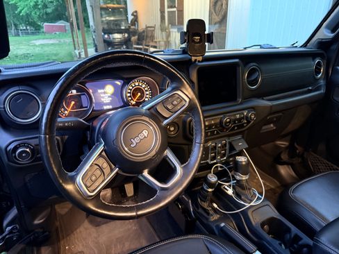 Used 2020 Jeep Wrangler Unlimited Sahara AWD/4WD image 5