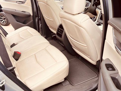 Used 2018 Cadillac XT5 Luxury w/ Driver Awareness Package image 12