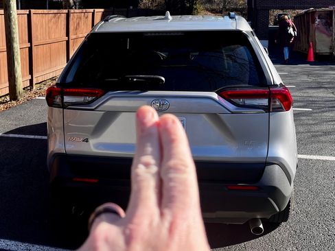 Used 2019 Toyota RAV4 LE image 8