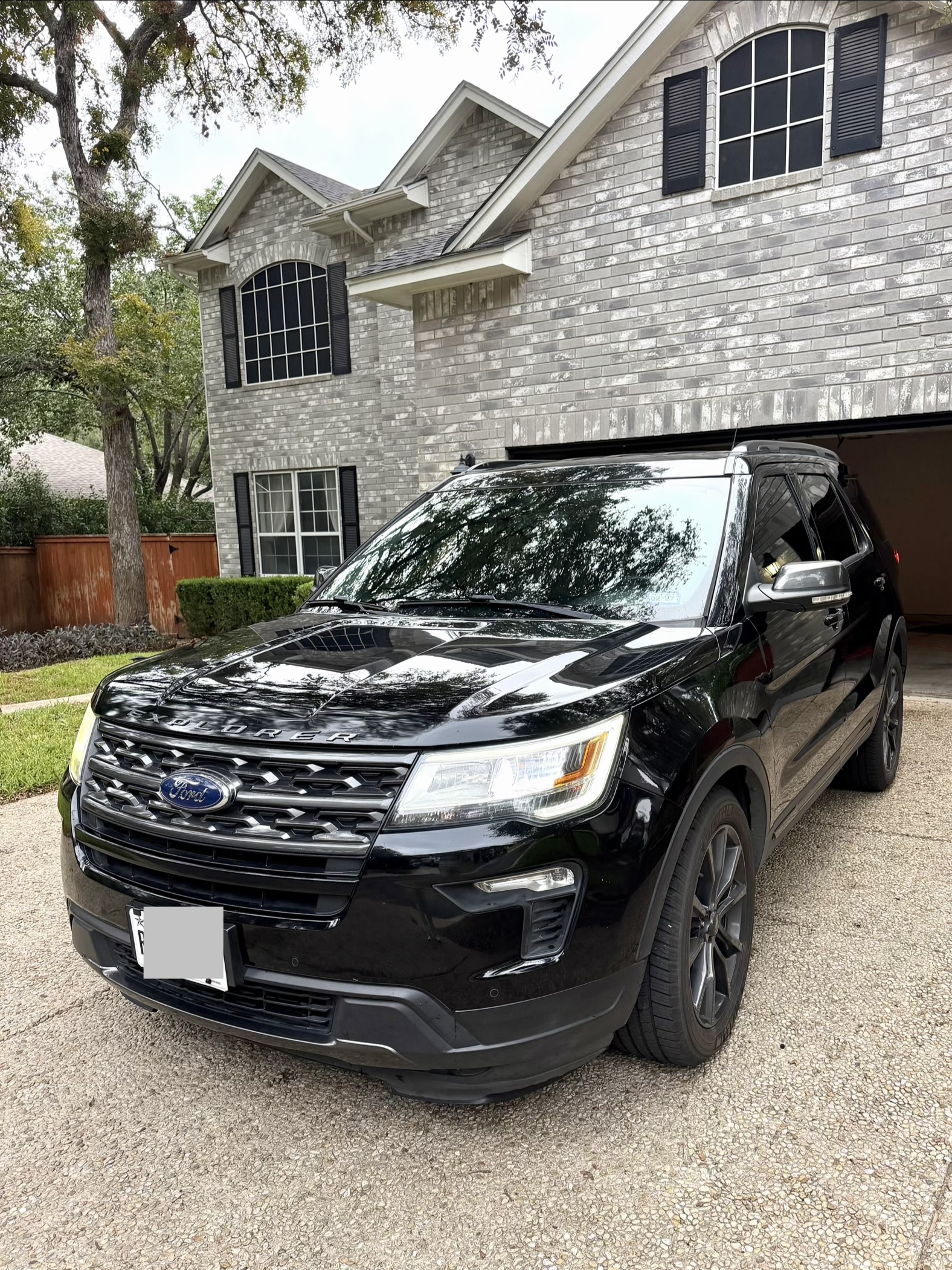 Used 2018 Ford Explorer XLT w/ Equipment Group 202A FWD image 2
