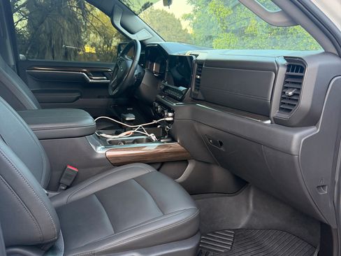 Used 2025 Chevrolet Silverado 1500 LT Trail Boss w/ Convenience Package II AWD/4WD image 8