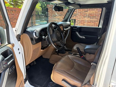 Used 2013 Jeep Wrangler Unlimited Sahara w/ Dual Top Group AWD/4WD image 13