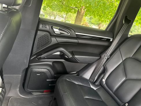 Used 2016 Porsche Cayenne AWD/4WD image 9