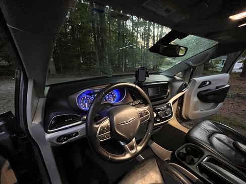 Used 2017 Chrysler Pacifica Touring-L FWD image 24