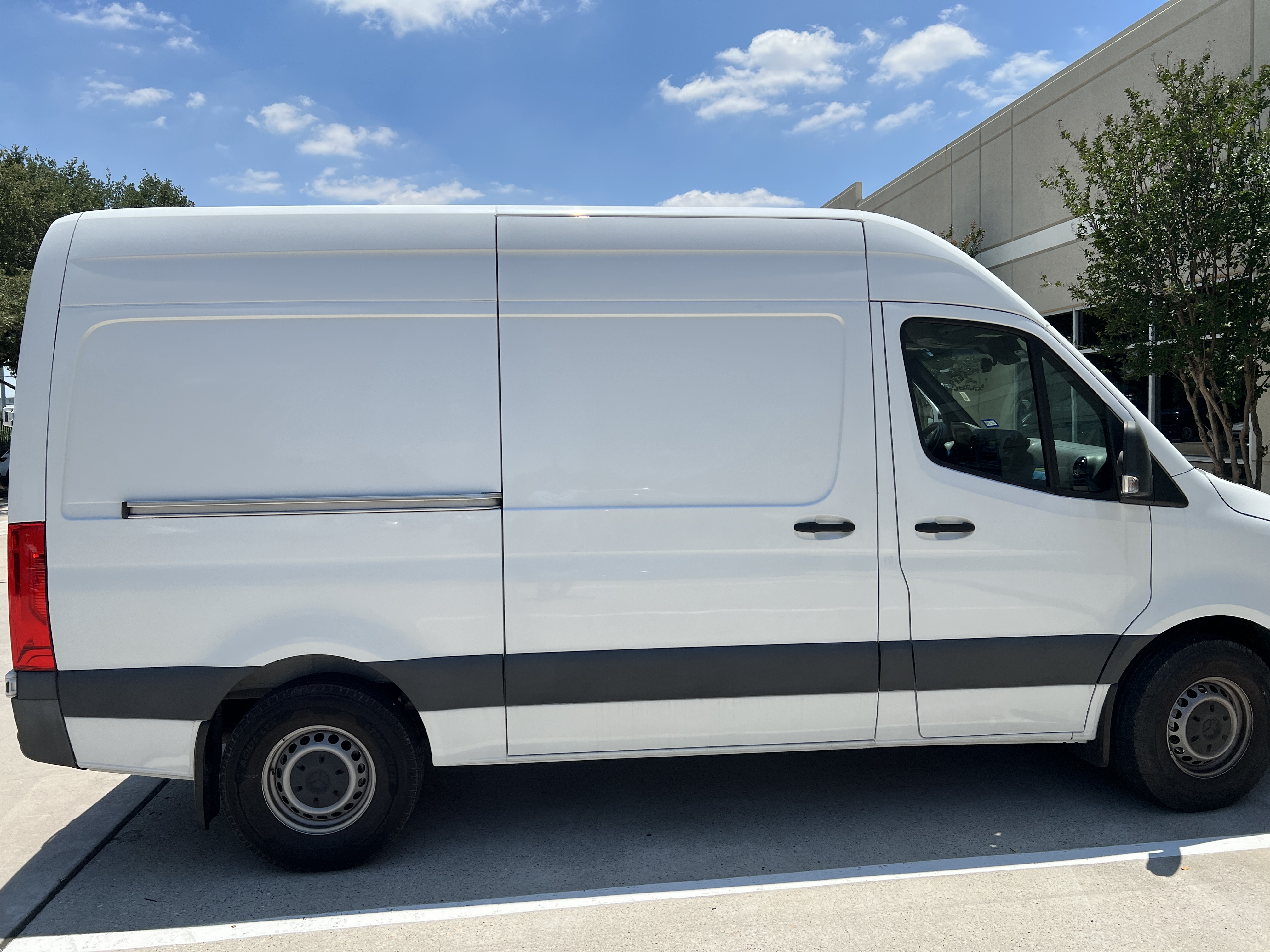 Used 2021 Mercedes-Benz Sprinter 2500 image 4