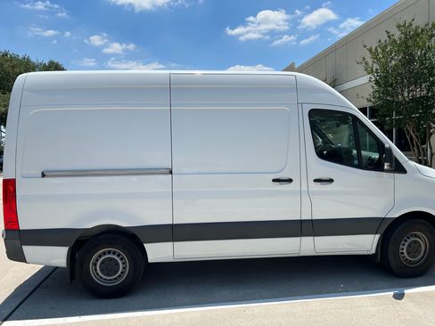 Used 2021 Mercedes-Benz Sprinter 2500 image 4