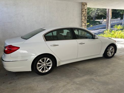 Used 2012 Hyundai Genesis 3.8 RWD image 5