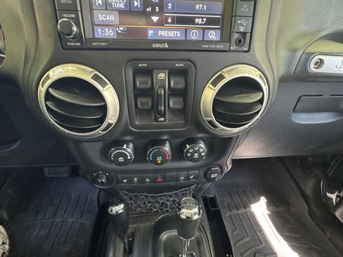 Used 2016 Jeep Wrangler Unlimited Sahara w/ Connectivity Group AWD/4WD image 12
