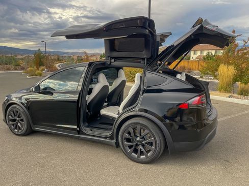 Used 2022 Tesla Model X Plaid image 18
