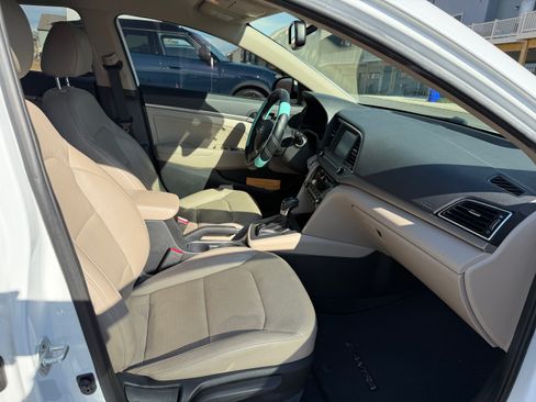 Used 2017 Hyundai Elantra Limited image 18