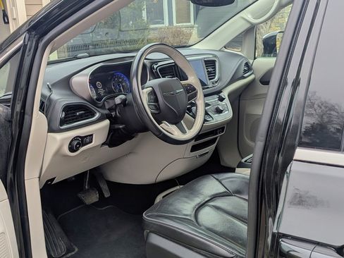 Used 2019 Chrysler Pacifica Limited image 12
