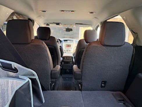 Used 2016 GMC Acadia SLE image 2