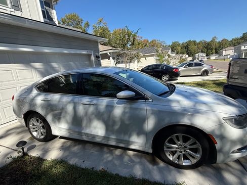 Used 2015 Chrysler 200 Limited w/ Convenience Group image 4