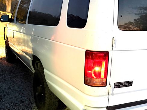 Used 2002 Ford E-350 and Econoline 350 Club Wagon image 9