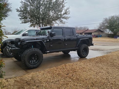 Used 2021 Jeep Gladiator Sport image 2