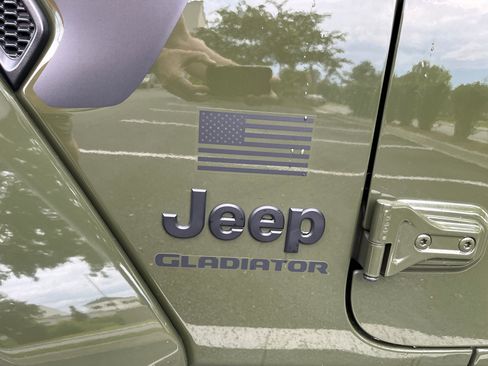 Used 2023 Jeep Gladiator Sport AWD/4WD image 8