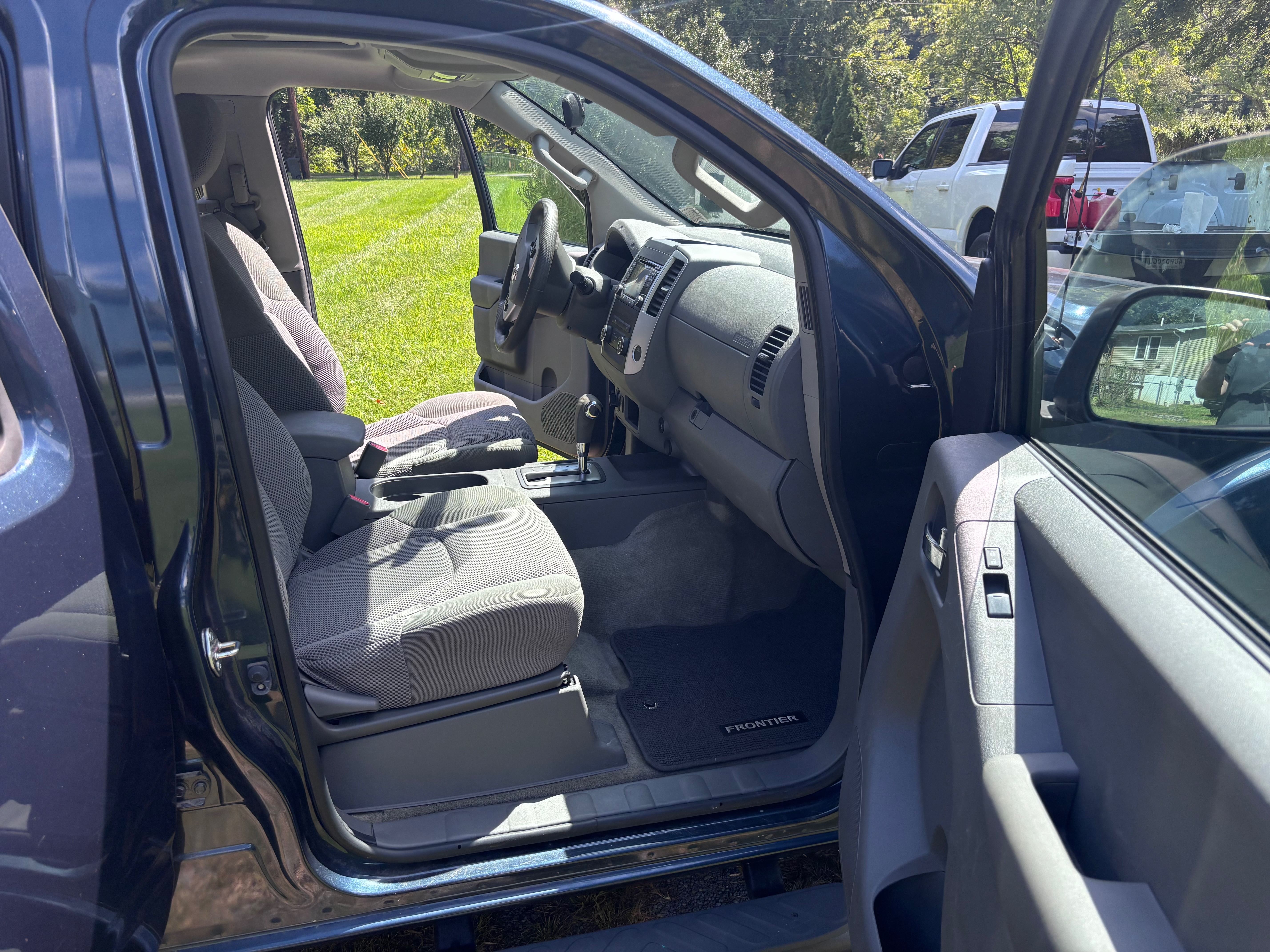 Used 2017 Nissan Frontier SV w/ Moonroof Package AWD/4WD image 15
