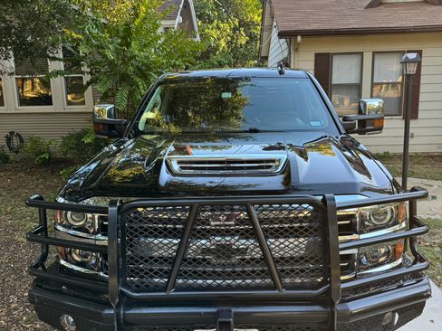 Used 2018 Chevrolet Silverado 2500 High Country w/ Duramax Plus Package image 2