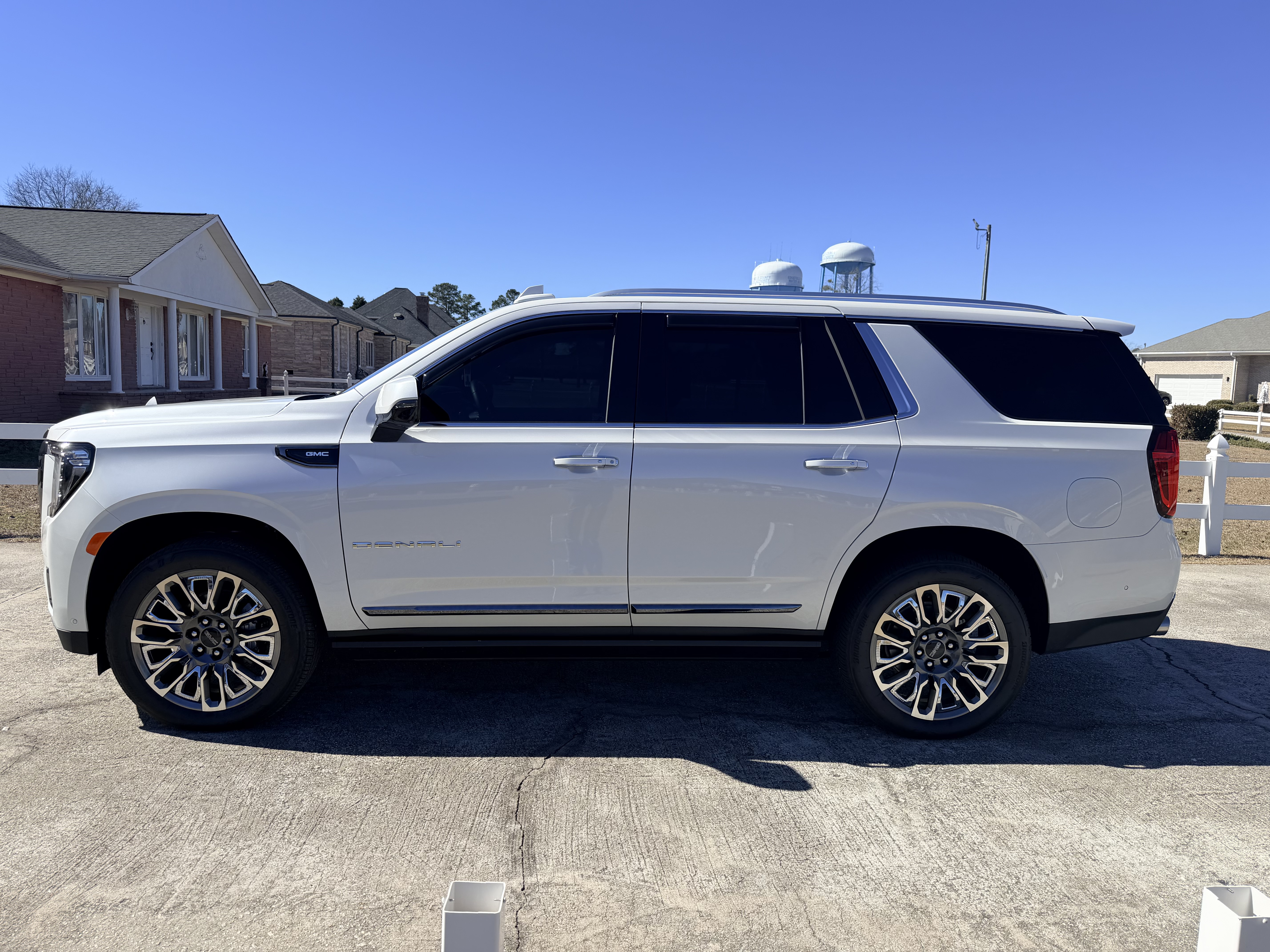 Used 2023 GMC Yukon Denali Ultimate AWD/4WD image 2