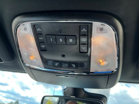 Used 2021 Jeep Grand Cherokee Overland AWD/4WD image 17