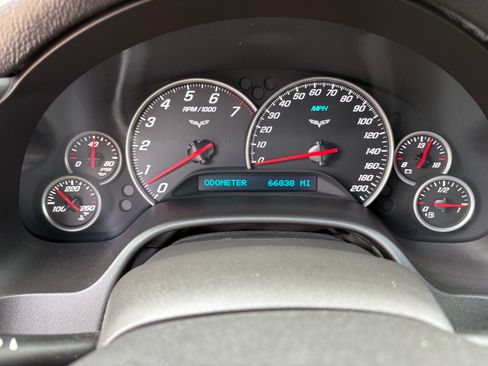 Used 2006 Chevrolet Corvette Coupe w/ Preferred Equipment Group RWD image 13