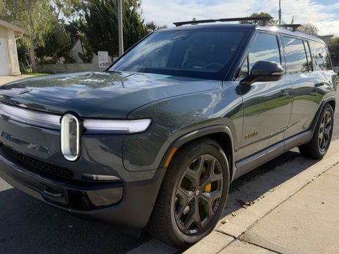 Used 2025 Rivian R1S Premium image 4