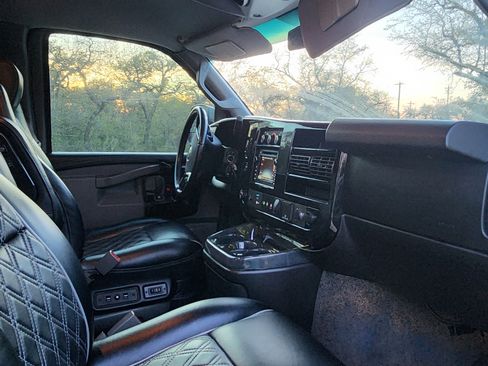 Used 2018 Chevrolet Express 2500 Extended Van 3D w/ Enhanced Convenience Package image 13