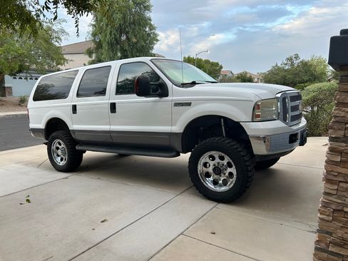 Used 2005 Ford Excursion XLT AWD/4WD image 2