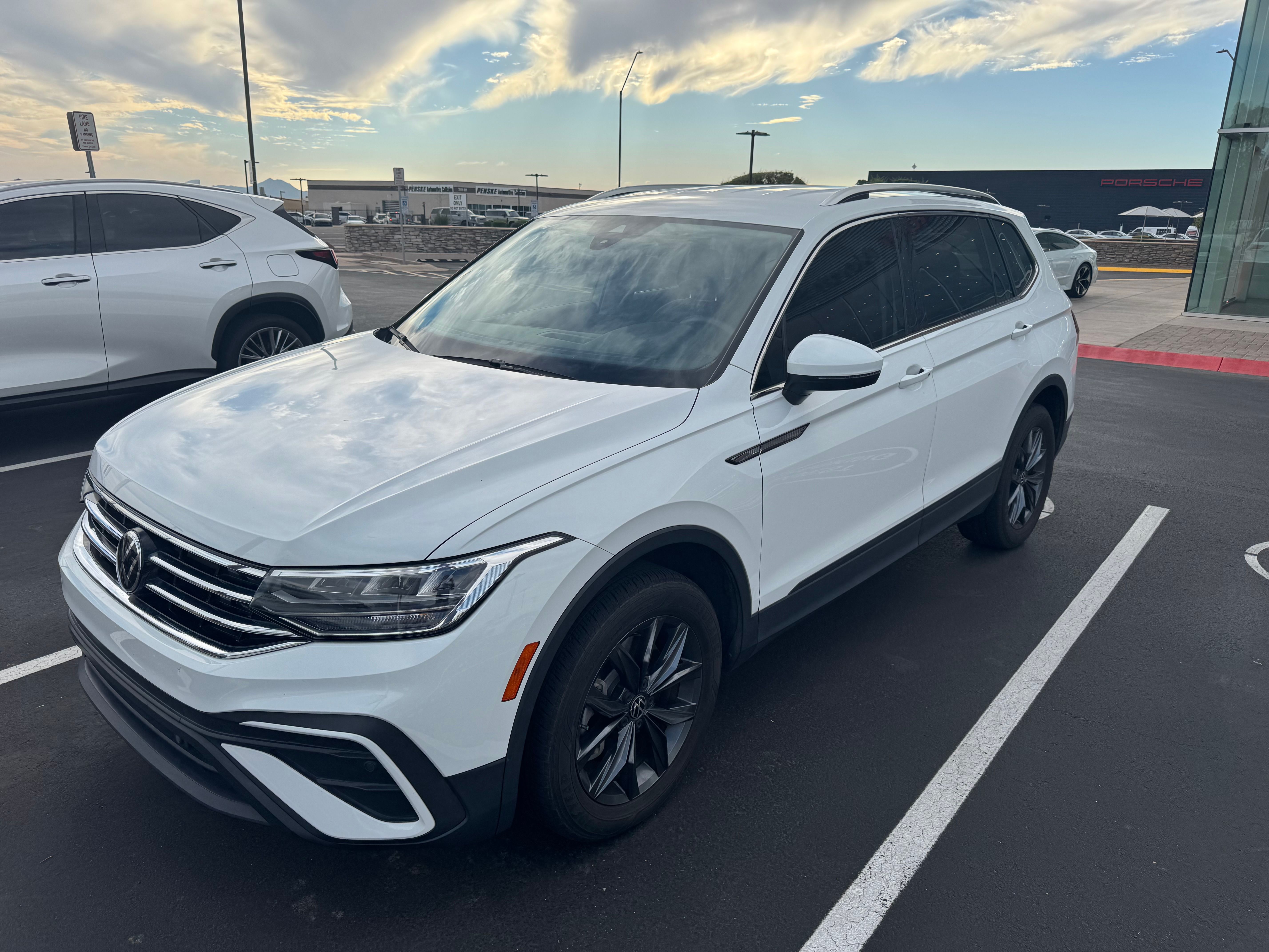 Used 2022 Volkswagen Tiguan SE FWD image 1