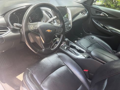 Used 2017 Chevrolet Malibu LT w/ Leather Package FWD image 8