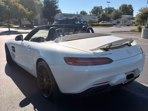 Used 2019 Mercedes-Benz AMG GT Roadster image 2