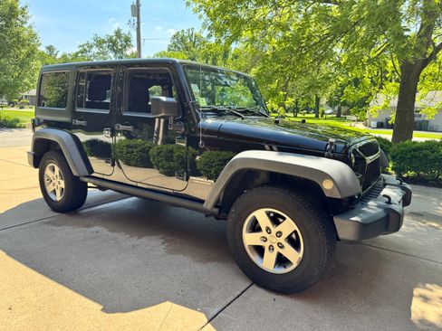 Used 2012 Jeep Wrangler Unlimited Rubicon w/ Dual Top Group AWD/4WD image 9