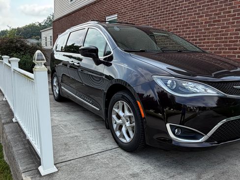 Used 2017 Chrysler Pacifica Touring-L Plus FWD image 2