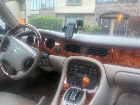 Used 1998 Jaguar XJ8 L RWD image 12