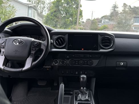 Used 2019 Toyota Tacoma TRD Off-Road w/ TRD Premium Off Road Package image 2