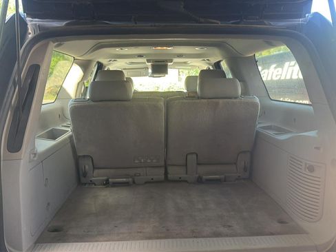 Used 2011 GMC Yukon XL SLT w/ SLT-2 Equipment Package AWD/4WD image 8