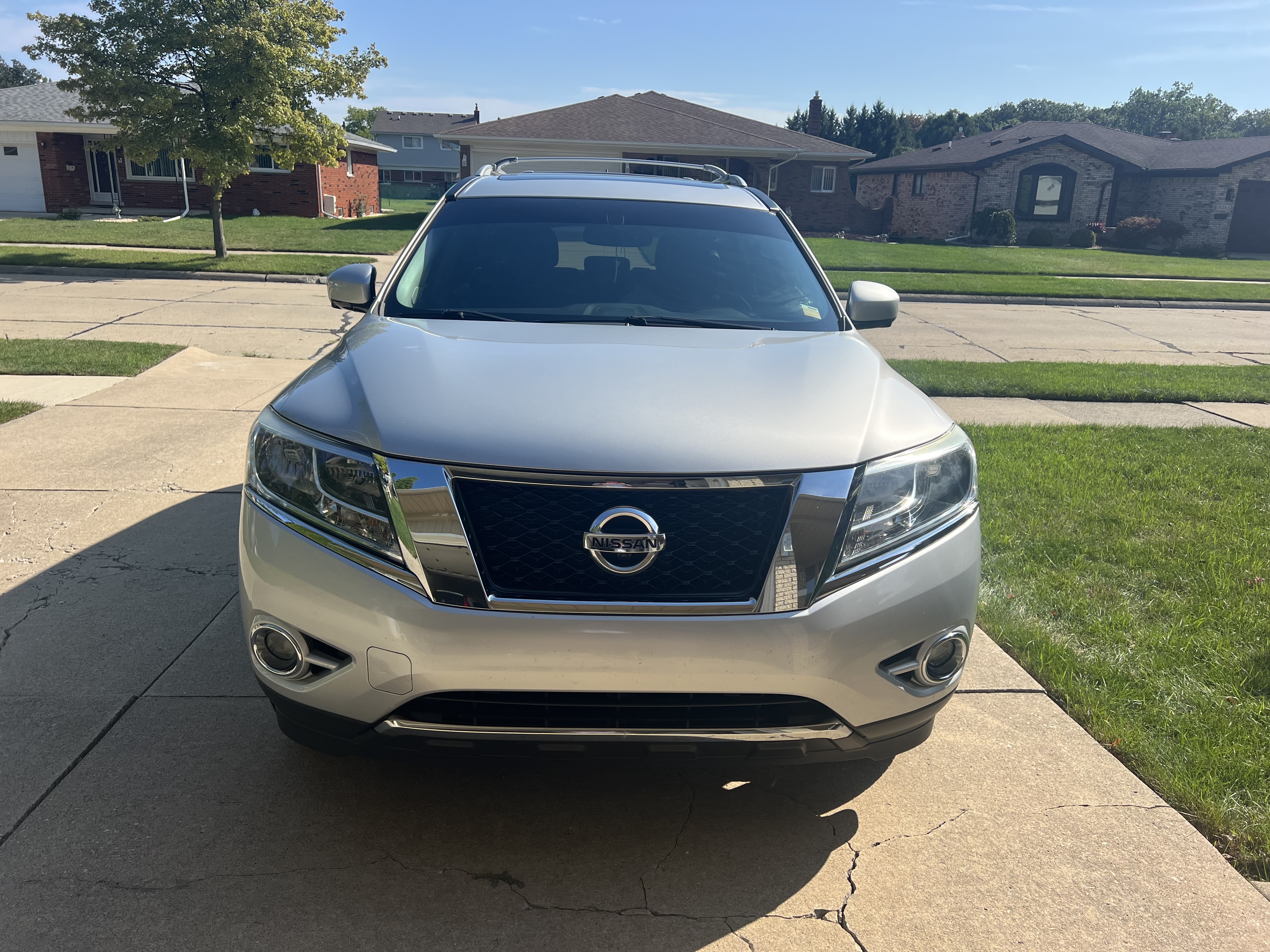 Used 2014 Nissan Pathfinder Platinum w/ Platinum Premium Package AWD/4WD image 2