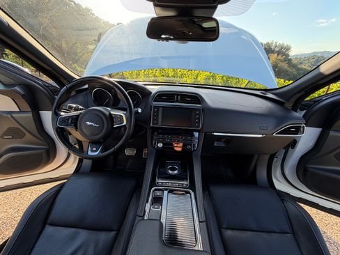 Used 2018 Jaguar F-PACE S AWD/4WD image 10