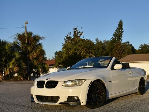 Used 2010 BMW 335i Convertible image 13