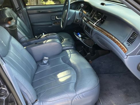 Used 1997 Lincoln Town Car Executive RWD image 21