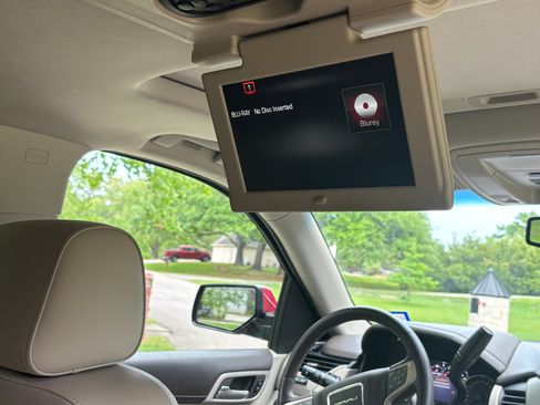 Used 2015 GMC Yukon Denali w/ Premium Package image 12