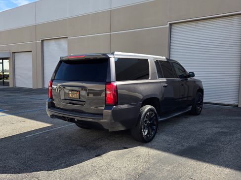 Used 2017 Chevrolet Suburban LT image 4