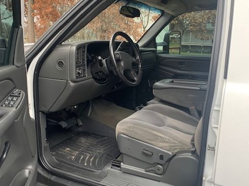 Used 2007 Chevrolet Silverado 2500 LT w/ Heavy-Duty Power Package image 10