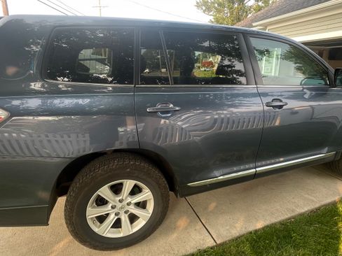 Used 2013 Toyota Highlander 4WD w/ Cold Weather Pkg image 2